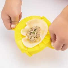 ぎょうざ型 子ども用 リトルシェフクラブ はさんでできるぎょうざ型 食洗機対応 日本製 ( 餃子包み 餃子作り ぎょうざ 型 包み器 簡単 便利 餃子 ギョーザ 包む 餃子包み器 便利グッズ 食育 お手伝い ))のサムネイル