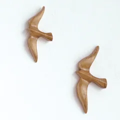 オブジェ ナインマーケ パイン バードオブジェ 2個セット （ 壁飾り 鳥 木製 壁 飾り ウォールデコレーション オーナメント 木目 天然木 インテリア 北欧 壁掛け おしゃれ 置き物 飾り物 かわいい 飾る リビング 廊下 2個入 ）)