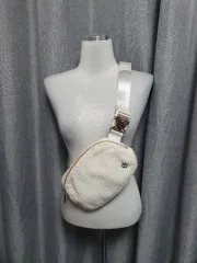 ルルレモン エブリウェア ベルトバッグ ホワイト フリース