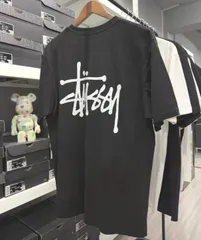 STUSSY 人気商品 スツーシーロゴ文字プリントの丸首プルオーバー半袖Tシャツ 男女兼用