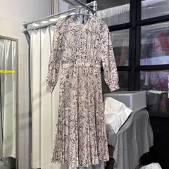 【東あずま店　併売品】　ストロベリーフィールズ STRAWBERRY FIELDS　花柄　総柄　ワンピース　ロング　ピンク 桃色　PINK　長袖　プリーツ　お呼ばれ　デート　オフィスカジュアル　食事会