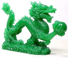 中国古来から富や幸福の象徴として重宝される翡翠（ジェイド）を模した 