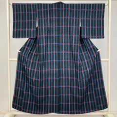 たんす屋 TANSU-YA 着物 リユース着物 紬 黒 紺 赤 カジュアル 格子 袷 絹 未洗い 【身丈】150cm【裄丈】63.5cm MS7724