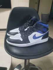 ナイキ エア ジョーダン 1 ミッド ブラック/白/ロイヤルブルー (285)