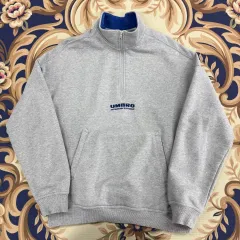 (S)アンブロ Umbro ハーフジップアップ スウェット (グレー 後ろ身頃 ビックロゴ)