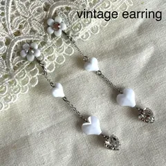 A01815ヴィンテージ ハートとお花にビジューがついたゆらゆらチェーンイヤリング