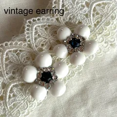 A01819ヴィンテージ 白いお花にビジューたっぷりの大ぶりイヤリング