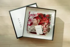 グッチ GG ブルーム シルク モダール ショール (140x140) 新品