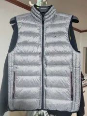 (新品レベル)トミーヒルフィガー リバーシブル 軽量ダウンベスト グレー/レモン 90 95サイズ