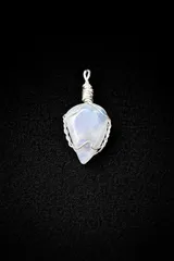 レインボームーンストーン　ペンダントトップ　ワイヤーラップ　天然石