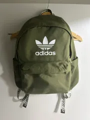 アディダス バックパック オリーブ色