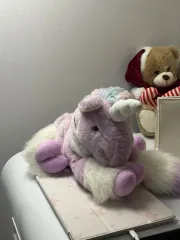 紫色のユニコーンぬいぐるみ