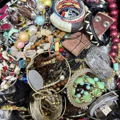 【E】8.9kg アクセサリー まとめ売り ネックレス 指輪 ブローチ リング ジュエリー コスチューム ジャンク まとめ セット 卸売 大量 リメイク まとめて 遺品整理 イミテーション コスチューム ジャンク 現状 金属 メッキ バングル 個 点 Q757