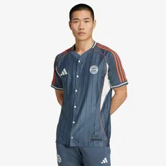 【送料無料・匿名配送】adidas アディダス バイエルンミュンヘン 25/26 ベースボールシャツ 半袖 シャツ 灰色 グレー 赤 レッド 新品 正規品 並行輸入 日本未発売