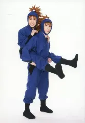 【中古】生写真(男性) 吉田翔吾(不破雷蔵)・久下恭平(鉢屋三郎)/全身・衣装青・おんぶ・キャラクターショット/「ミュージカル『忍たま乱太郎』第9弾再演 ～忍術学園陥落!夢のまた夢!?～」トレーディングブロマイド