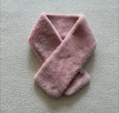 ピンクの柔らかいファーのマフラー