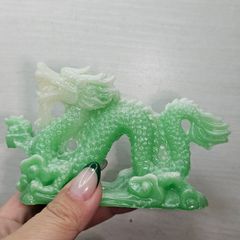 中国古来から富や幸福の象徴として重宝される翡翠（ジェイド）を模した 