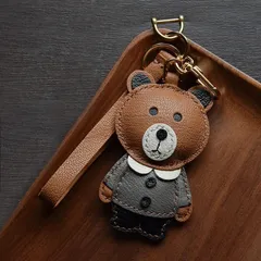 くまモチーフ キーホルダー バッグチャーム アクセサリー 革小物 キーリング キーイング 車の鍵 チャーム ストラップ ギフト プレゼント 記念日 お祝い プチギフト 男女兼用 ハンドメイド 天然レザー 手作り  SGPJ058