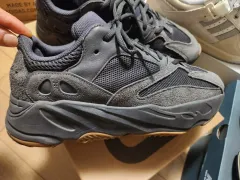 アディダス イージーブースト 700 V2 Vanta