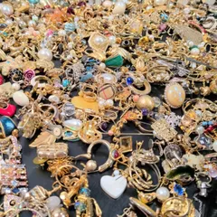アクセサリー　まとめ売り　2.3kg　ビアス　ブローチ　イヤリング　ゴールド系