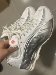 ナイキ ショックス R4 白メタリックシルバー オールホワイト レディース 245