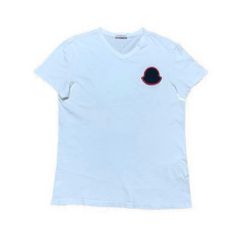 大人気】モンクレール デカワッペンM ホワイトVネック Tシャツ 4S491 