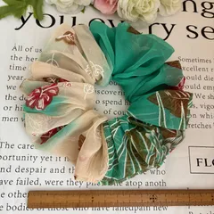 ハンドメイドシュシュ☆オフホワイト、グリーン花柄