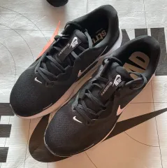 275 NIKE ストラクチャー 26