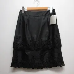 マテリア MATERIA 刺繍 サテン スカート 40 黒 ブラック スカラップ ティアード 裏地付き 日本製 タグ付きのサムネイル