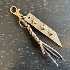【No.s10】ハンドメイド　高級本牛革レザークラフト　チャーム　キーホルダー　スタッズ　グレージュ