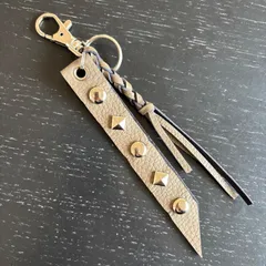 【No.s12】ハンドメイド　高級本牛革レザークラフト　チャーム　キーホルダー　スタッズ　グレージュ