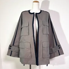 Soffitto 丸首立体ポケットシャンブレーショートコート 配色パイピング ボタンレス ノーカラージャケット サファリジャケット風 ワイドスリーブ ゆったりめ カーキ FREEのサムネイル