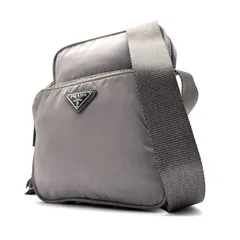 美品・希少色 PRADA プラダ ショルダーバッグ サコッシュ 三角ロゴ プレート 白タグ ファスナー開閉 斜め掛け クロスボディ メンズ レディース グレー