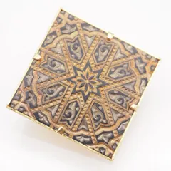 R281 金工 象嵌 ブローチ ダマスキナード 幾何学模様 ゴールドカラー デザイン