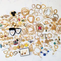 アクセサリー　まとめ売り　1.05kg　ゴールド系　ネックレス　ピアス　ブローチ　イヤリング　カフス　指輪　ブレスレット　キーホルダー　K18GP