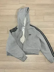 アディダス クロップド フード ジップアップ 出品