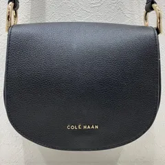 127 COLE HAAN コールハーン ショルダーバッグ 斜めがけ ブラック系 黒 レザー 無地 ロゴ レディースのサムネイル