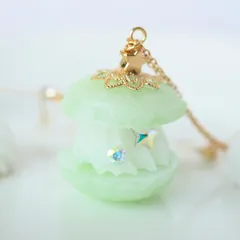 透明感のあるマカロンネックレス　マスカット味