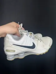 ナイキ ショックス R4 白