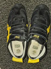 オニツカタイガー バックル ブラック/イェロー スニーカー