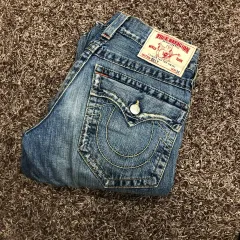 28 トゥルーレリジョン Billlie（ビリー） フレア ブーツカット ウォッシュ ディス デニム パンツ