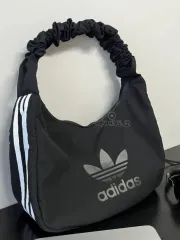 アディダス オーバーサイズ シャーリングバッグ