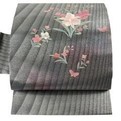 【美品】 名古屋帯 優品 鈴乃屋 草花 蝶 刺繍 箔 銀色 正絹 【中古】