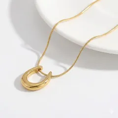 ホースシューネックレス　馬蹄　ゴールド　ステンレススチール　シンプル
