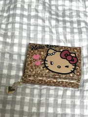 (新品 日本正規品) ギャル ヒョウ柄 hello kitty(ハローキティ) 二つ折り財布 出品