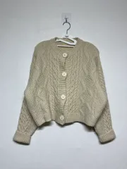 ケーブル編み アイボリー セミクロップド カーディガン