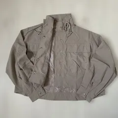 万能ナイロンショートジャケット　スタンドカラー　ボリュームスリーブ　グレージュ