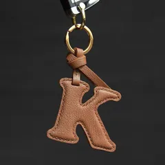 SGPJ073 本革 アルファベット キーホルダー 全26文字 4色展開 手縫い レザー バッグチャーム 車キー イニシャル チャーム 名入れ風 カスタム ペア ギフト シンプル 上品 ハンドメイド チャーム ストラップ 手作り プレゼント 記念日 お祝い