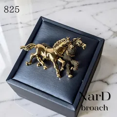 躍動感あふれる双馬のブローチ　 馬 ホース 動物 干支 アンティーク調 ヴィンテージ調 メンズ 男女兼用 ユニセックス かわいい 結婚式 二次会 入学式 卒業式 観劇 ライブ 乗馬 競馬 大人可愛い 大人 お洒落 プレゼント ギフト カジュアル 新品未使用
