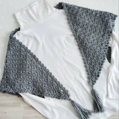 三角ストール　タッセル付き　ショール　トライアングルストール　　手編み　かぎ針編み　クロシェ